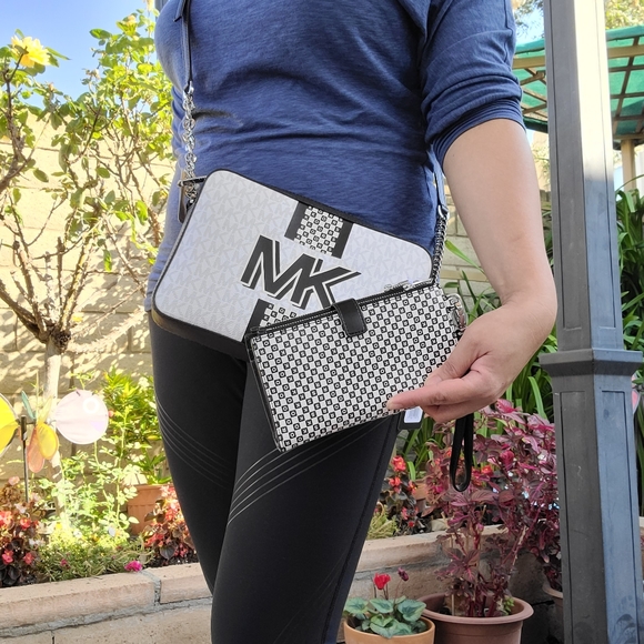 Michael Kors Jet Set Xbody NYC (bag only) - Picture 3 of 4